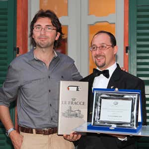 L'enologo dell'Azenda Le Fracce Roberto Gerbino premia il vincitore Gianluca Goatelli