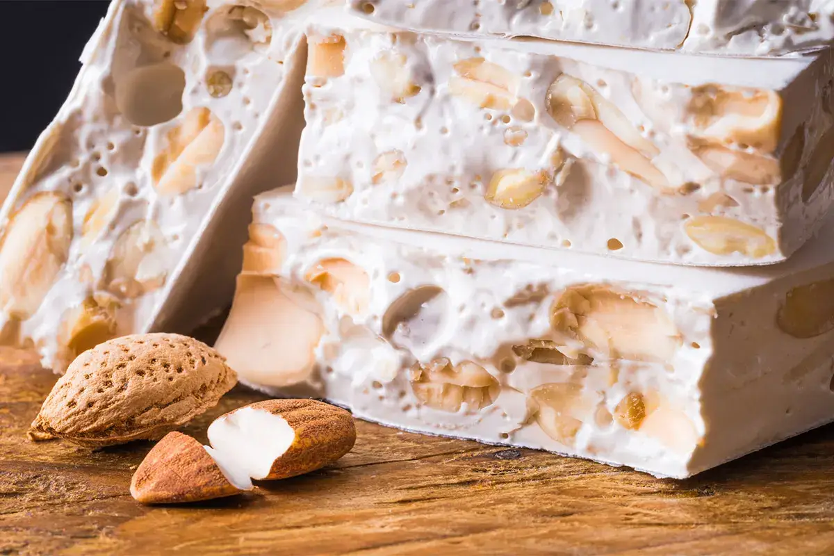 Gli ingredienti di base del torrone restano sempre albume, milele, mandorle o nocciole A Cremona le Festa del Torrone Un dolce che unisce l&rsquo;Italia