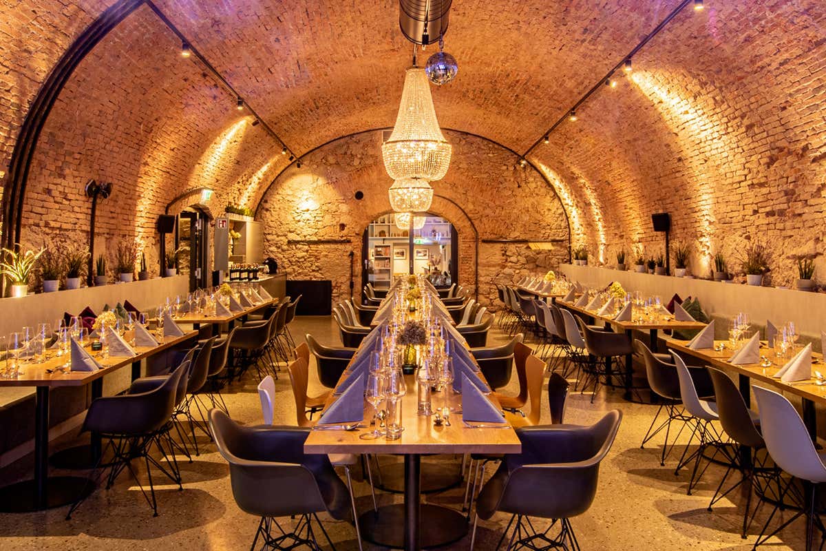 Un locale storico reinterpretato in chiave contemporanea, dove cucina regionale, griglia e filosofia biologica si incontrano tra taverna, lounge e biergarten