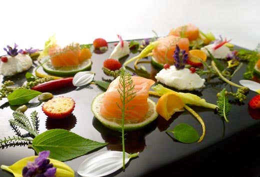 Salmone selvaggio marinato agli agrumi, calamondini e Stevia con formaggio fresco allo yogurt, origano ed erbe selvatiche