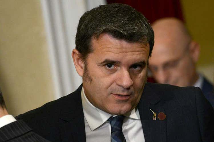 Gian Marco Centinaio - Turismo e ristorazione abbandonati Centinaio: Così muoiono le imprese