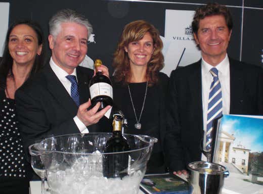 Giancarlo Moretti Polegato (a destra) con Alessandro Scorsone e le responsabili commercali Italia ed Americhe di Villa Sandi Giancarlo Moretti Polegato (a destra) con Alessandro Scorsone e le responsabili commercali Italia ed Americhe di Villa Sandi