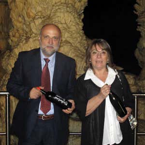 Giancarlo Sagramola, vicepresidente della Provincia di Ancona, e Patrizia Casagrande, presidente della Provincia di Ancona, con la prima bottiglia di Verdicchio 