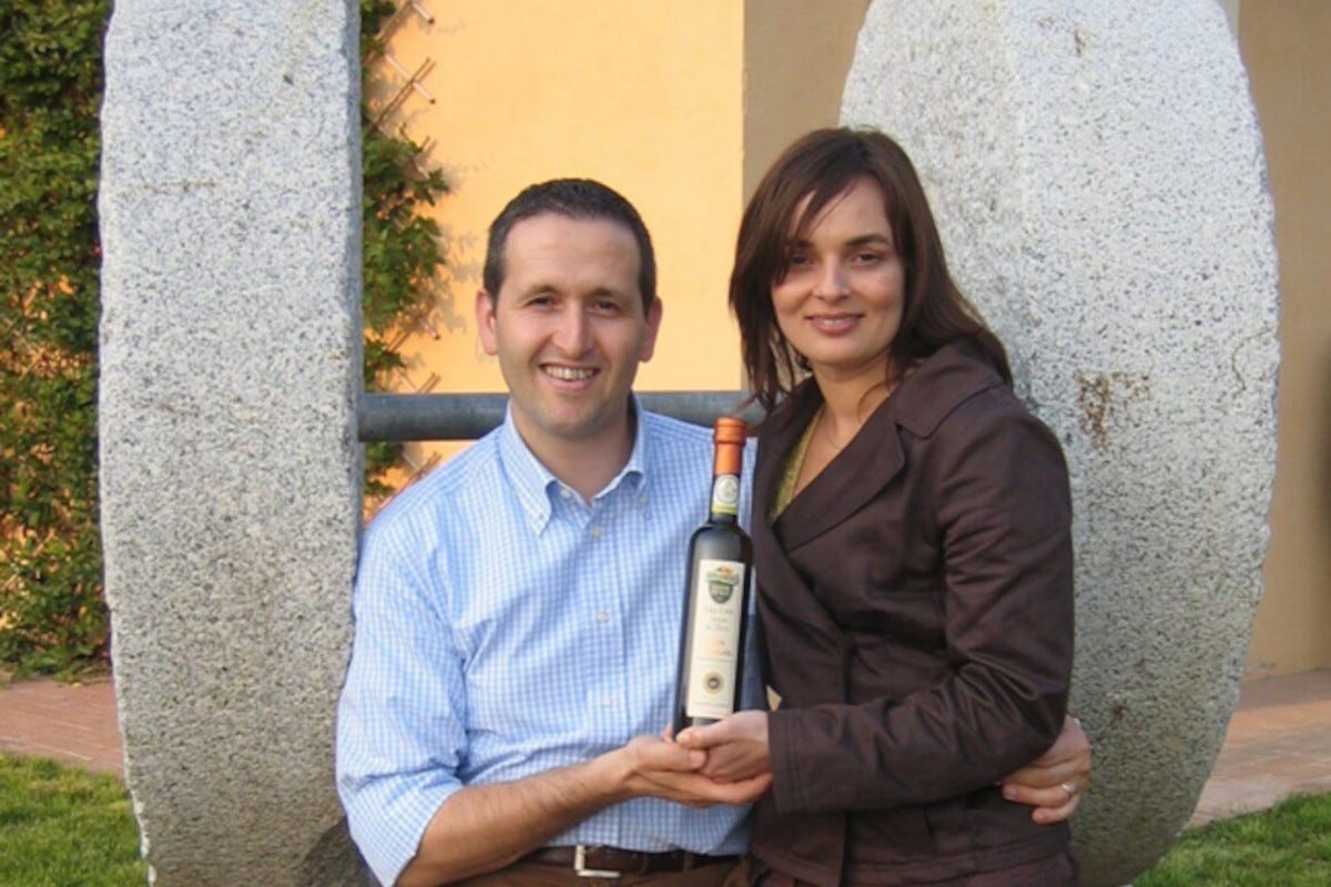 Giancarlo Bonamini con la moglie Sabrina davanti alle macine in pietra del frantoio di Illasi Casaliva l'oro giallo del Lago di Garda