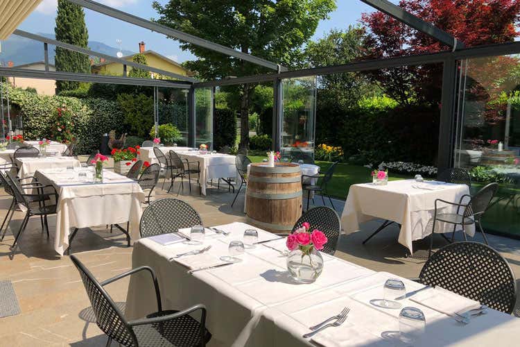 I tavoli in giardino alla Trattoria Visconti - Under 30 al ristorante  con 30 euro Cos&igrave; ripartono i locali di Bergamo