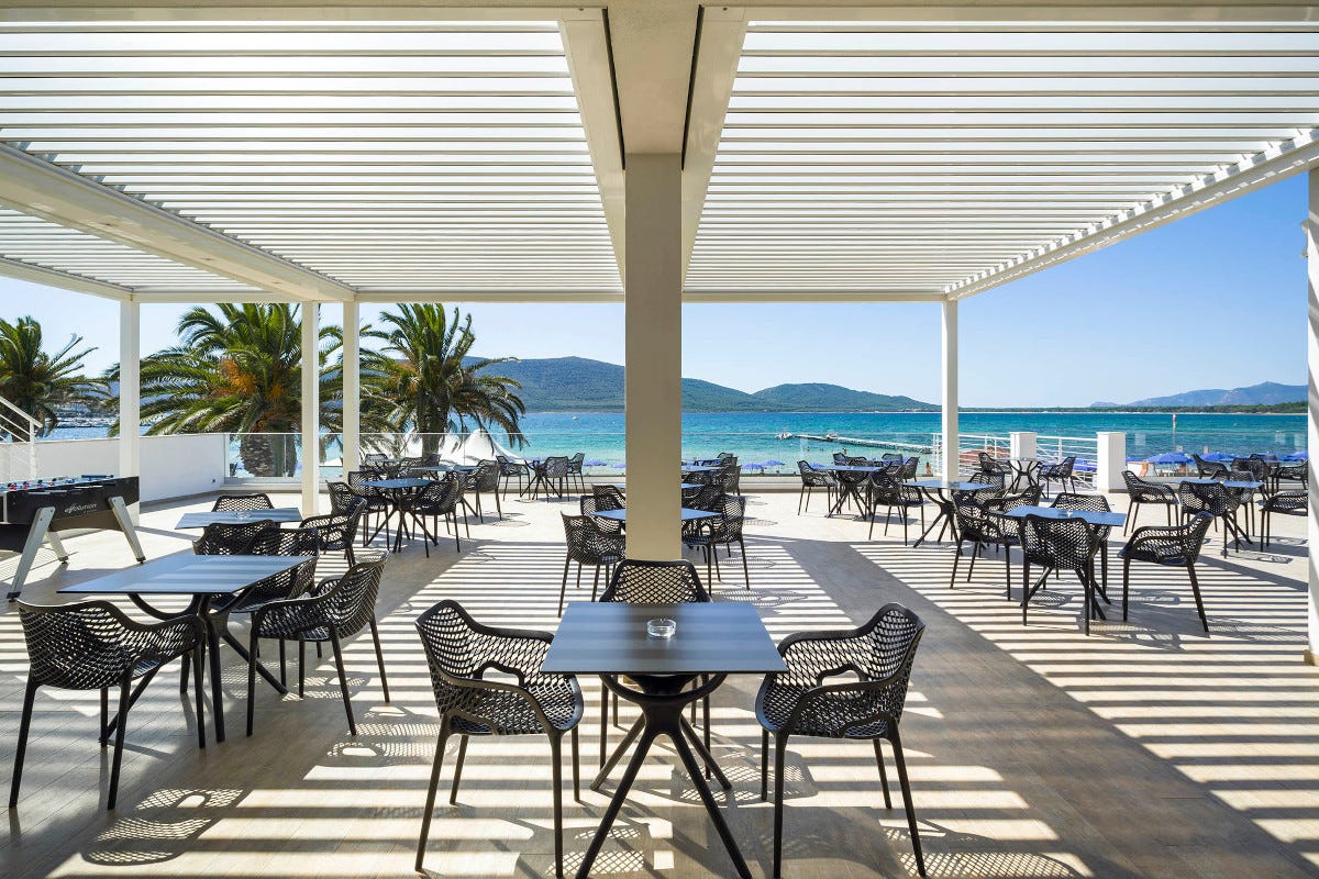 Le pergole bioclimatiche Gibus modello Twist  valorizzano gli spazi dell'Hotel Porto Conte di Alghero (Ss) Con Gibus più stile e funzionalità per le terrazze in riva al mare