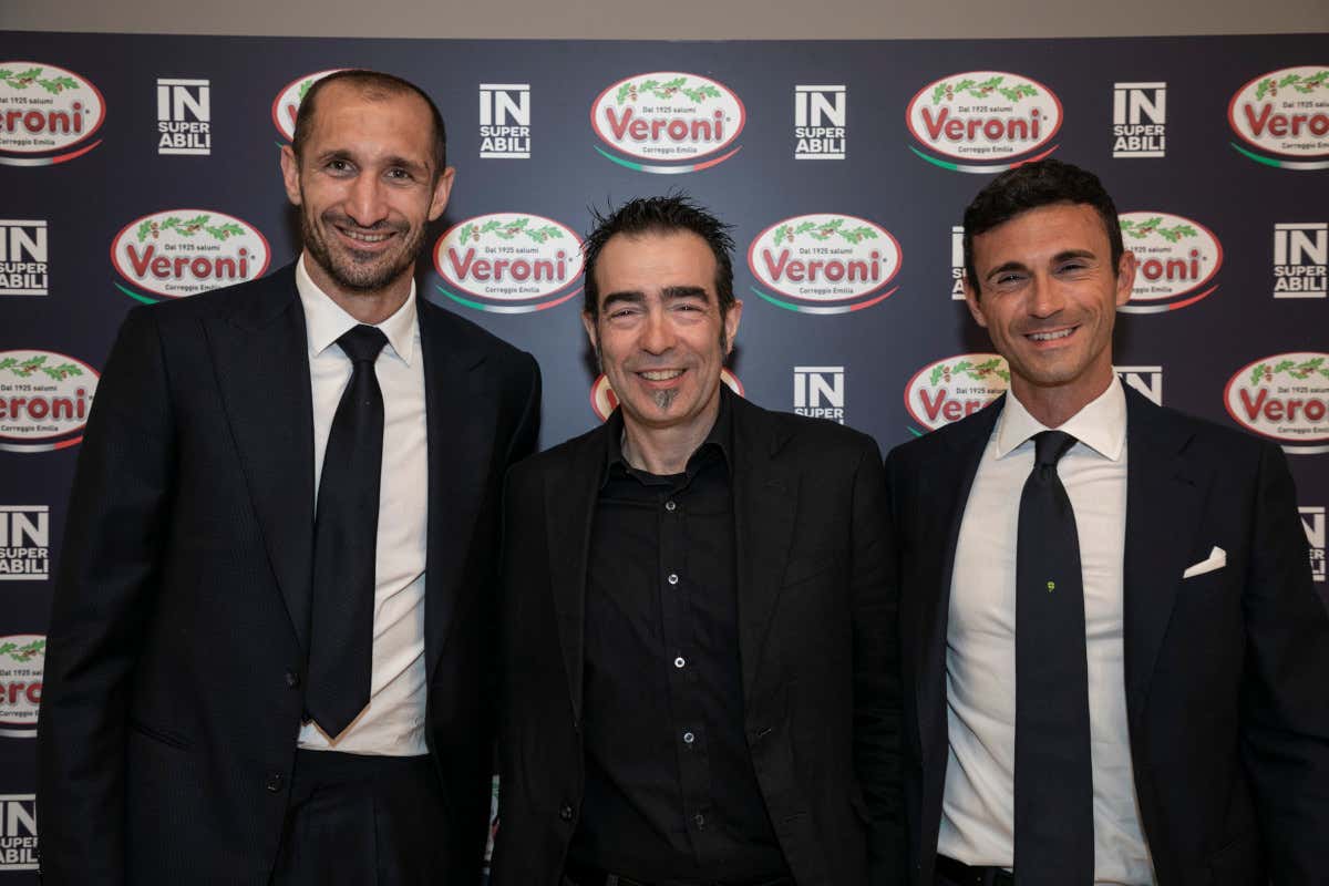 Giorgio Chiellini, Guido Veroni e Davide Leonardi Giorgio Chiellini e Veroni Salumi insieme per i ragazzi disabili Giorgio Chiellini, Guido Veroni e Davide Leonardi Giorgio Chiellini e Veroni Salumi insieme per i ragazzi disabili
