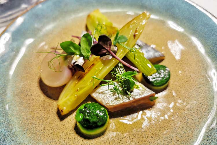 Sgombro marinato agli agrumi, mini verdure ed erbette spontanee (Giovane consapevolezza al Seven Restaurant di Palermo)