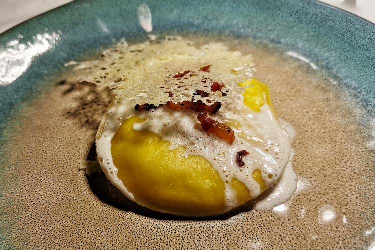 Tortello carbonaro, guanciale croccante, aria al pecorino e chips (Giovane consapevolezza al Seven Restaurant di Palermo)