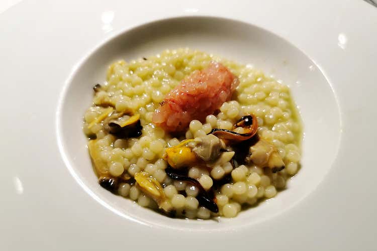 Fregola sarda risottata, cozze, vongole, tartare di gambero rosso di Mazara, crema al prezzemolo e acqua di finocchietto (Giovane consapevolezza al Seven Restaurant di Palermo)