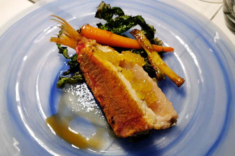 Triglia a beccafico, caviale d&rsquo;arancia, salsa agli agrumi, mini verdure e germogli (Giovane consapevolezza al Seven Restaurant di Palermo)