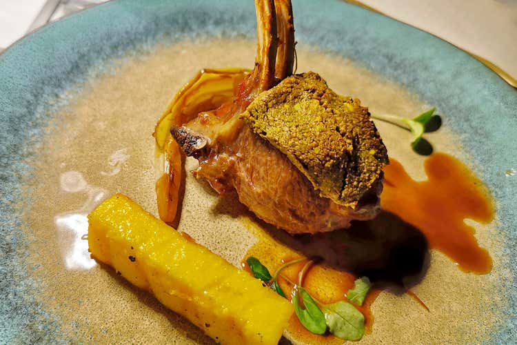 Carr&egrave; di agnello siciliano in crosta di pistacchio, indivia brasata al vino bianco, polenta croccante e salsa al cioccolato e nocciole (Giovane consapevolezza al Seven Restaurant di Palermo)