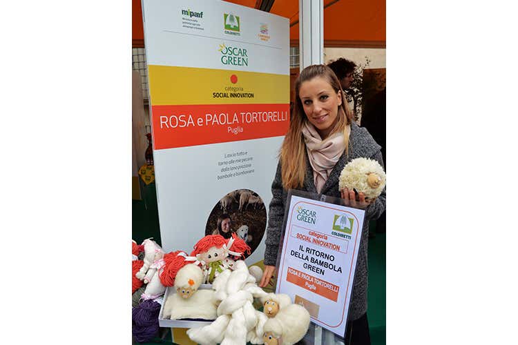 Giovani agricoltori sfidano crisi caviale vegano vestiti arance