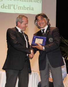 Giovanni Rosario Parisi, a sinistra, premiato dal delegato Ais di Terni Gianluca Grimani