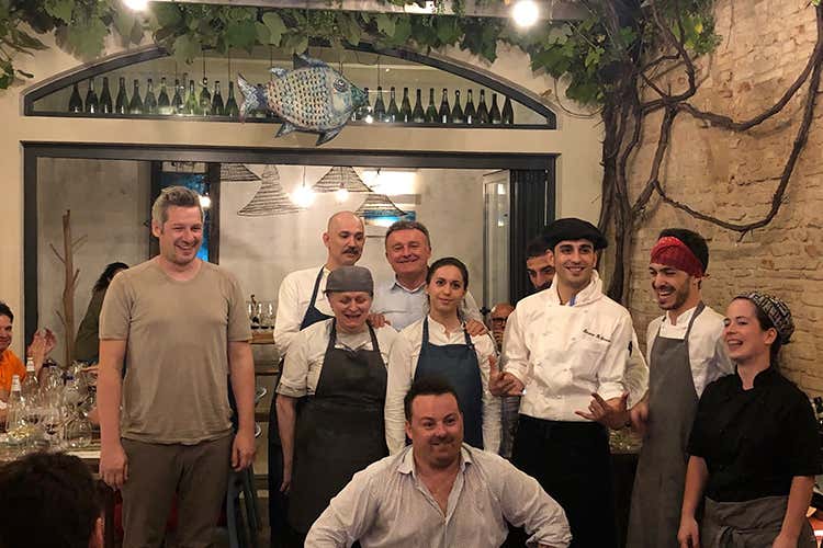 Luca Gardini e lo staff di Casa di Mare (Giri di Vite La filosofia di Tenuta Sant'Antonio)