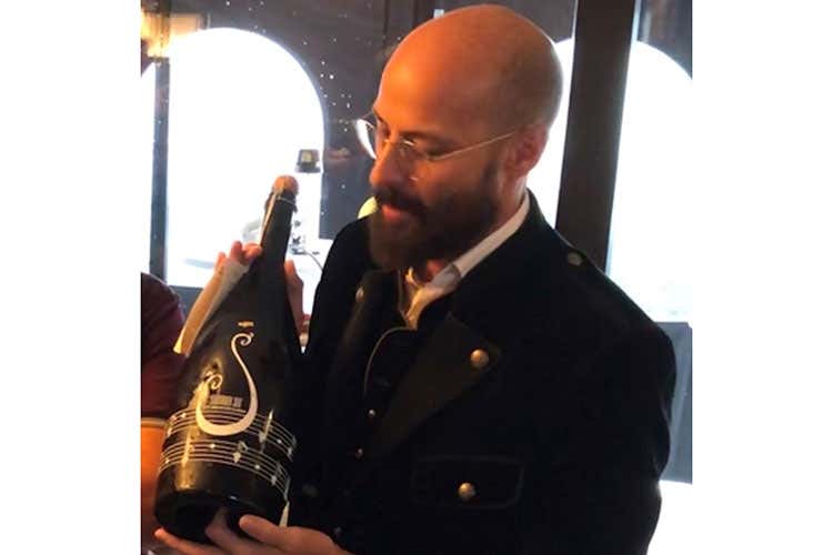 Eduard Bernhart, direttore Consorzio Vini Alto Adige, con il Jeroboam di S (Giri di viteL’autenticità del Gewürztraminer) Eduard Bernhart, direttore Consorzio Vini Alto Adige, con il Jeroboam di S (Giri di viteL’autenticità del Gewürztraminer)