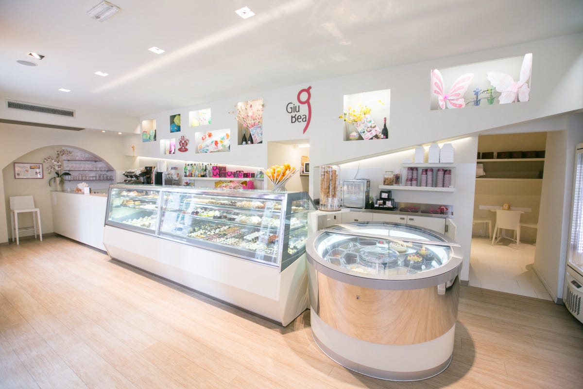 Nel 2010 a Sarzana (Sp) nasce GiuBea: pasticceria, caffetteria e gelateria Pasticceria GiuBea creazioni dolci e salate a firma Corrado Carosi