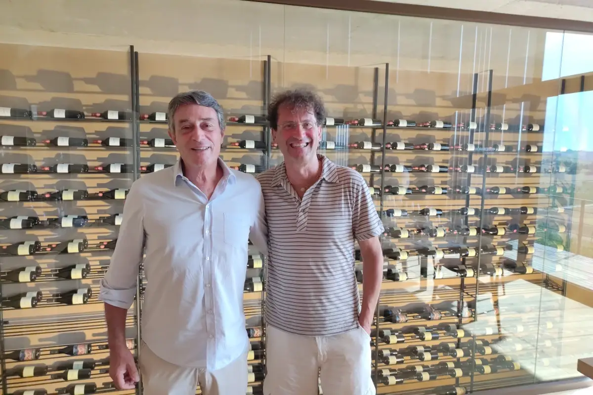 A sinistra Giuseppe&nbsp;Bursi, presidente di&nbsp;Mandrarossa&nbsp;e di Cantine&nbsp;Settesoli. A destra il giornalista Giuseppe De&nbsp;Biasi&nbsp;Mandrarossa, alla scoperta di una Sicilia fuori dagli stereotipi