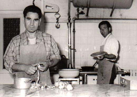 Giuseppe Di Cosmo (a destra) nella cucina dei frati Giuseppe Di Cosmo (a destra) nella cucina dei frati
