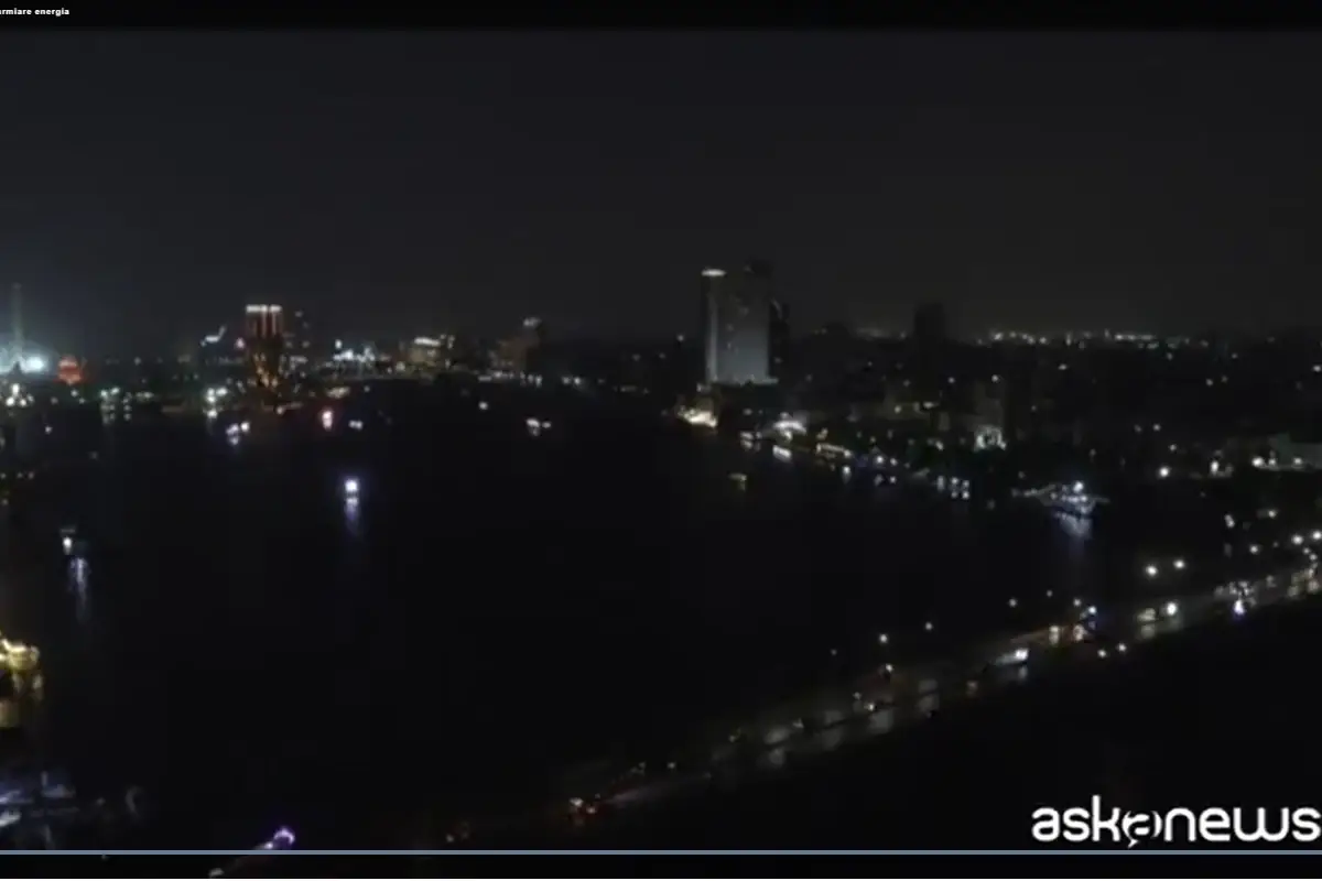 Luci spunte sulle strade di Giza Egitto, le luci a Giza si spengono per risparmiare energia