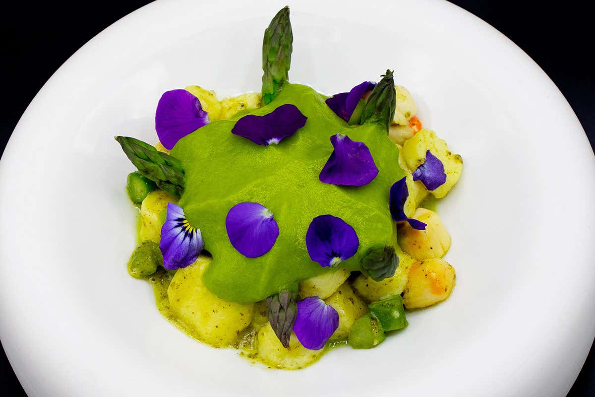 Gnocchetti di ricotta di bufala con canestrei e asparagi verdi Gnocchetti di ricotta di bufala con “canestrei”