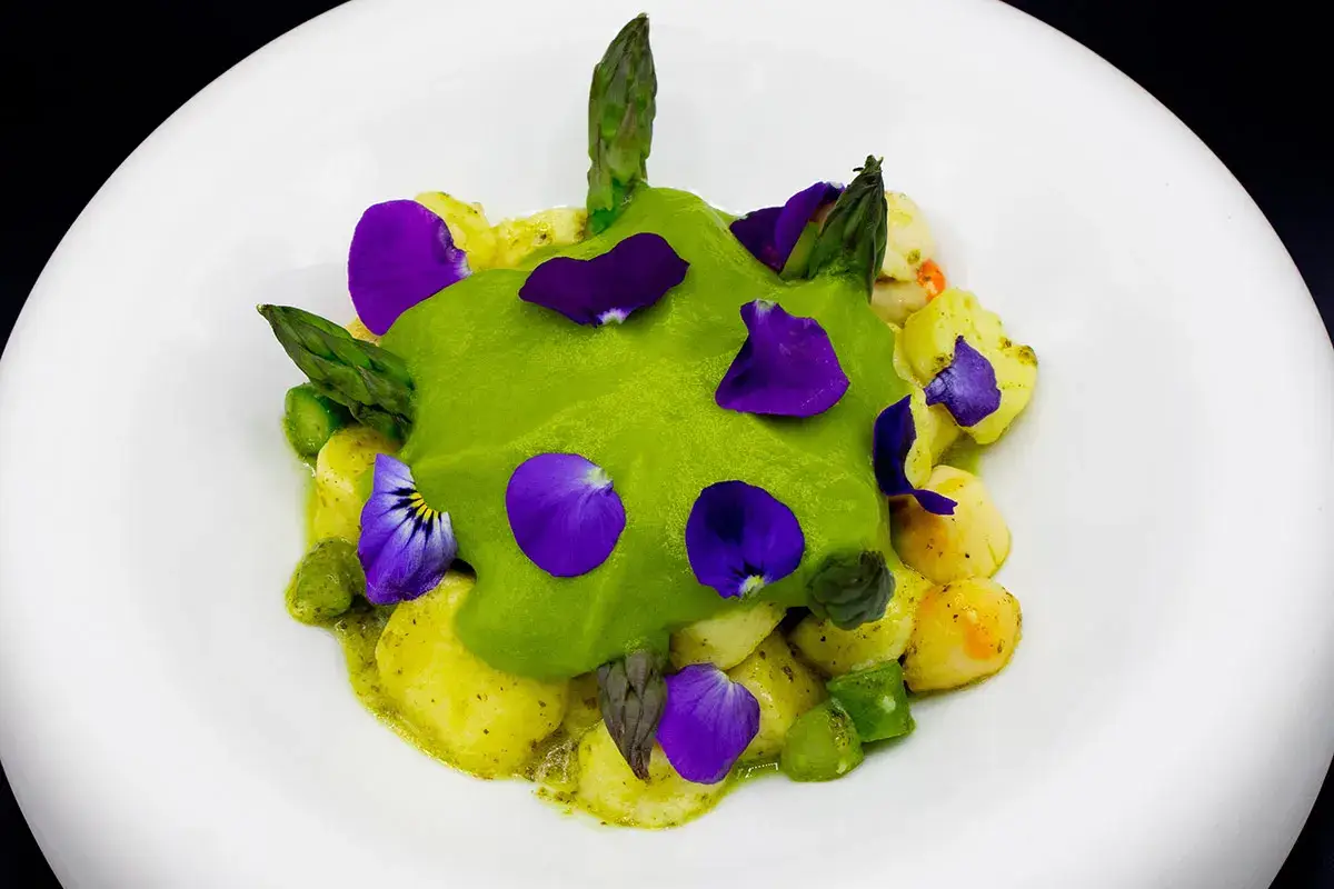 Gnocchetti di ricotta di bufala con canestrei e asparagi verdi Gnocchetti di ricotta di bufala con &ldquo;canestrei&rdquo;