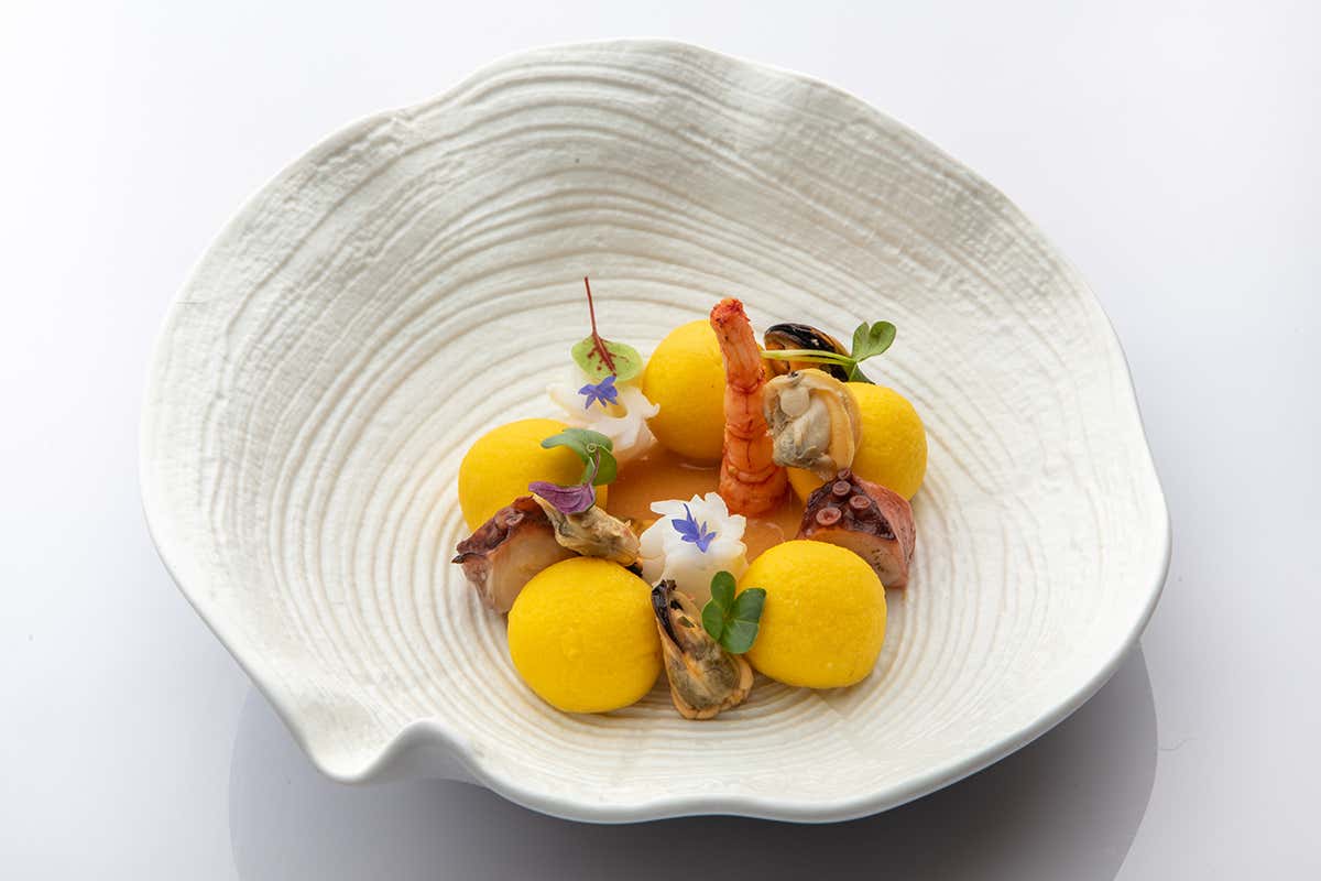 Gnocchetti di patate in guazzetto dai frutti di mare al lemon grass Al Vistamare di Latina si salpa per un viaggio di gusto