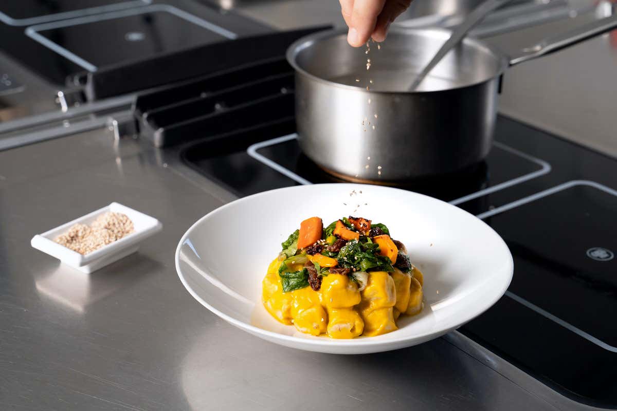 Gnocchetti d’orzo mantecati con crema di zucca grigliata, scarola spadellata, uvetta, limone e sesamo tostato Bonduelle amplia il progetto Greenology: al via la “Semiotica del menù”