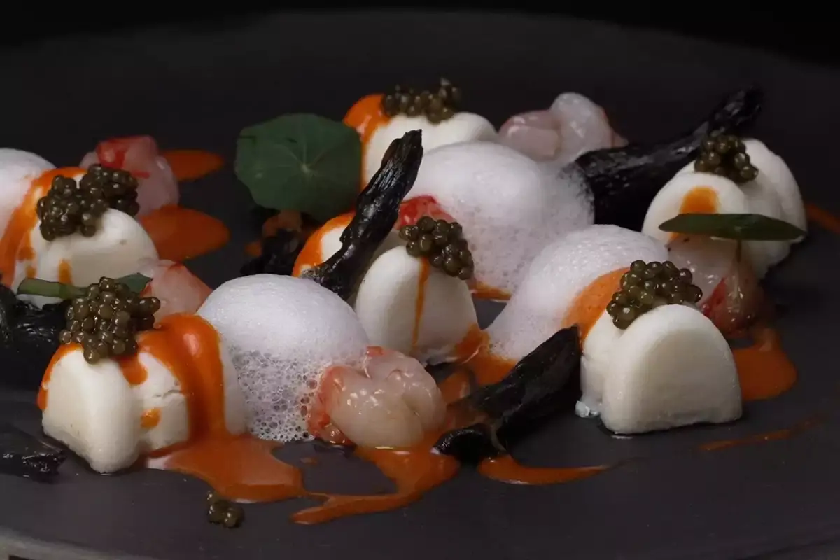 Gnocchi di cavolfiore, gamberi rossi, funghi trombetta, caviale, aria di aglio La Cucina di Longino: il menu di Natale con Claudio Sadler