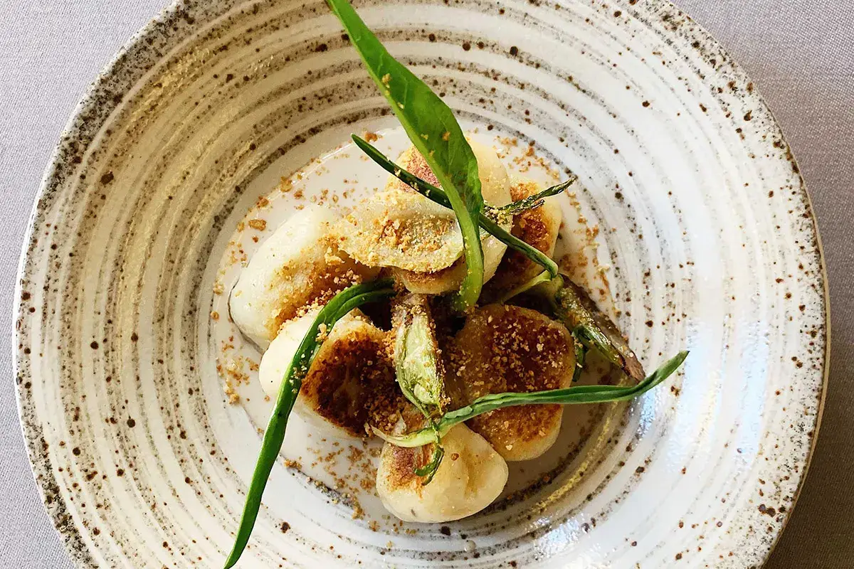 Gnocchi di patate ripieni di baccalà, alici e cipollotti