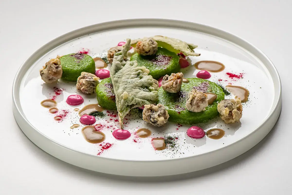Lumache in tempura, piselli, fondo vegetale - foto Rolando Paolo Guerzoni Lumache in tempura, piselli, fondo vegetale
