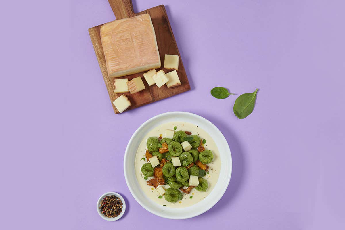Gnocchi verdi, crema di Taleggio DOP, finferli e spinacino 