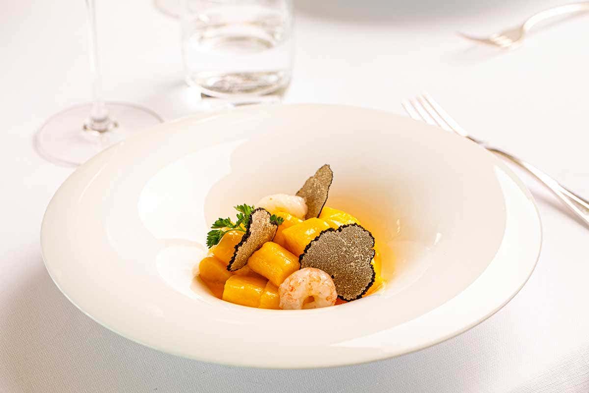 Gnocchi di patate a pasta gialla con scampetti e tartufo (Credits: Alberto Blasetti) A Les Etoiles brilla la stella dell'accoglienza con la cucina circolare di William Anzidei