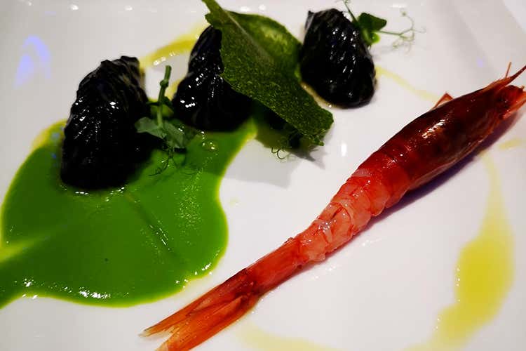 Culurgiones al nero di seppia, ripieni di rana pescatrice, con emulsione di piselli e gambero rosso crudo di Mazara del Vallo (Golf Hotel Vicenza, duetto in cucina Rizzardi ospite del resident Casti)