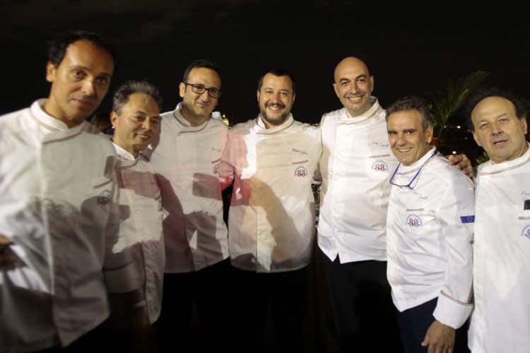 (Gourmet Dinner Show Fic Anche Matteo Salvini al buffet di Roma)