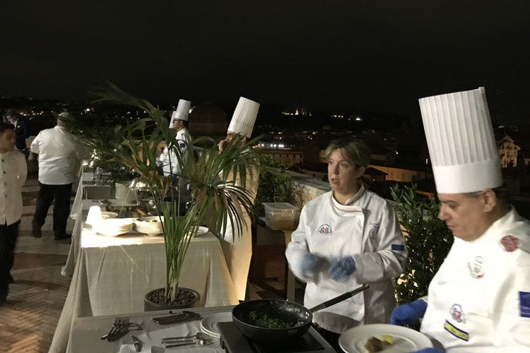 (Gourmet Dinner Show Fic Anche Matteo Salvini al buffet di Roma)