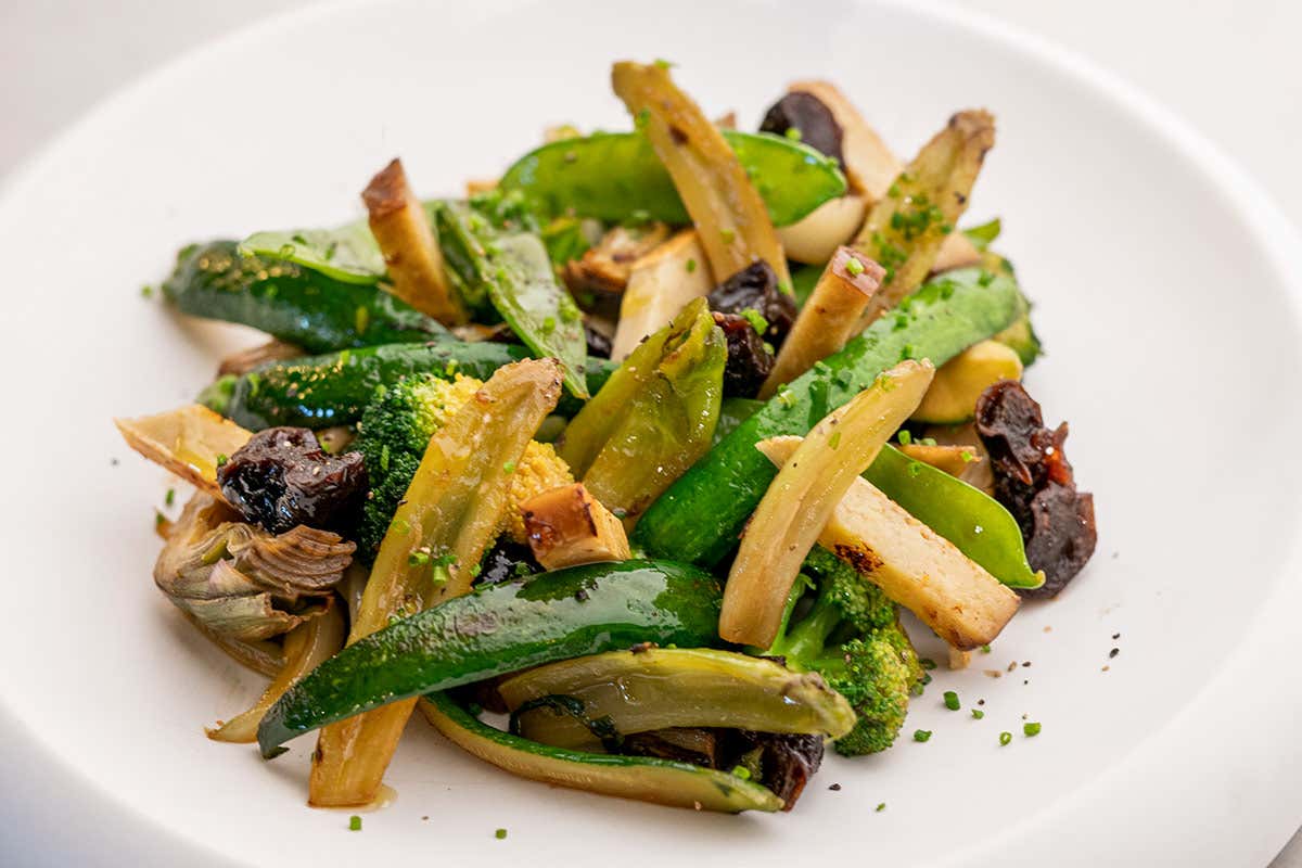 Gran padellata di verdure, Prugne della California e seitan marinato agli agrumi Prugne della California protagoniste nelle ricette creative di Andrea Mainardi