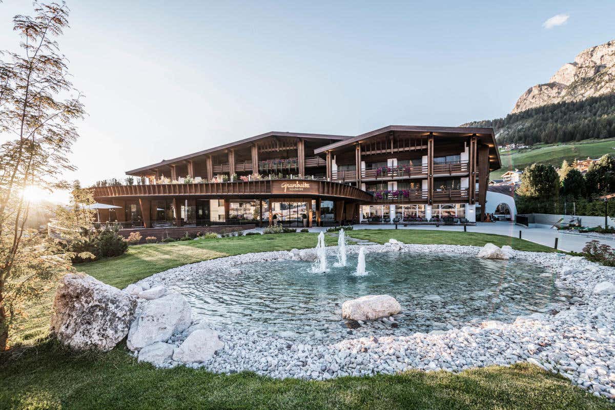 lingresso del GranBaita hotel GranBaita, un 5 stelle a Selva per design, cucina e wellness lingresso del GranBaita hotel GranBaita, un 5 stelle a Selva per design, cucina e wellness