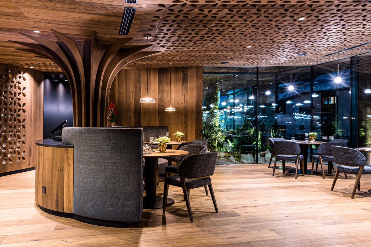 una sala ristorante del GranBaita GranBaita, un 5 stelle a Selva per design, cucina e wellness
