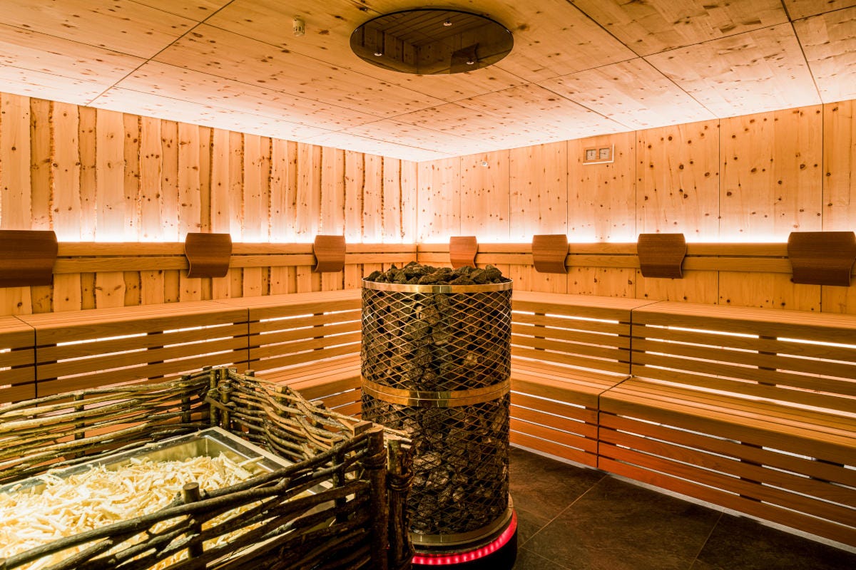 una sauna del GranBaita GranBaita, un 5 stelle a Selva per design, cucina e wellness