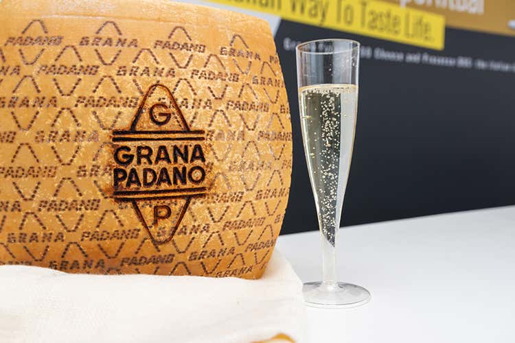 L'aperitivo perfetto &egrave; con Grana Padano Dop e Prosecco Doc (Grana Padano Dop piace sempre pi&ugrave; nel Regno Unito)