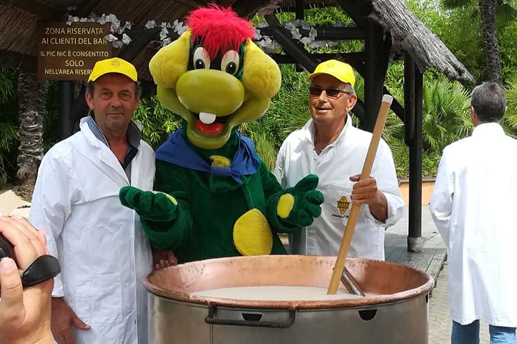 Il momento della caseificazione (Grana Padano e GardalandUn’intesa tra gusto e solidarietà)