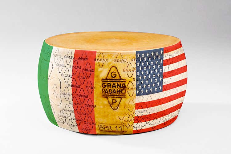 Grana Padano omaggia Biden - Il Grana Padano saluta Biden Forma tricolore e a stelle e strisce