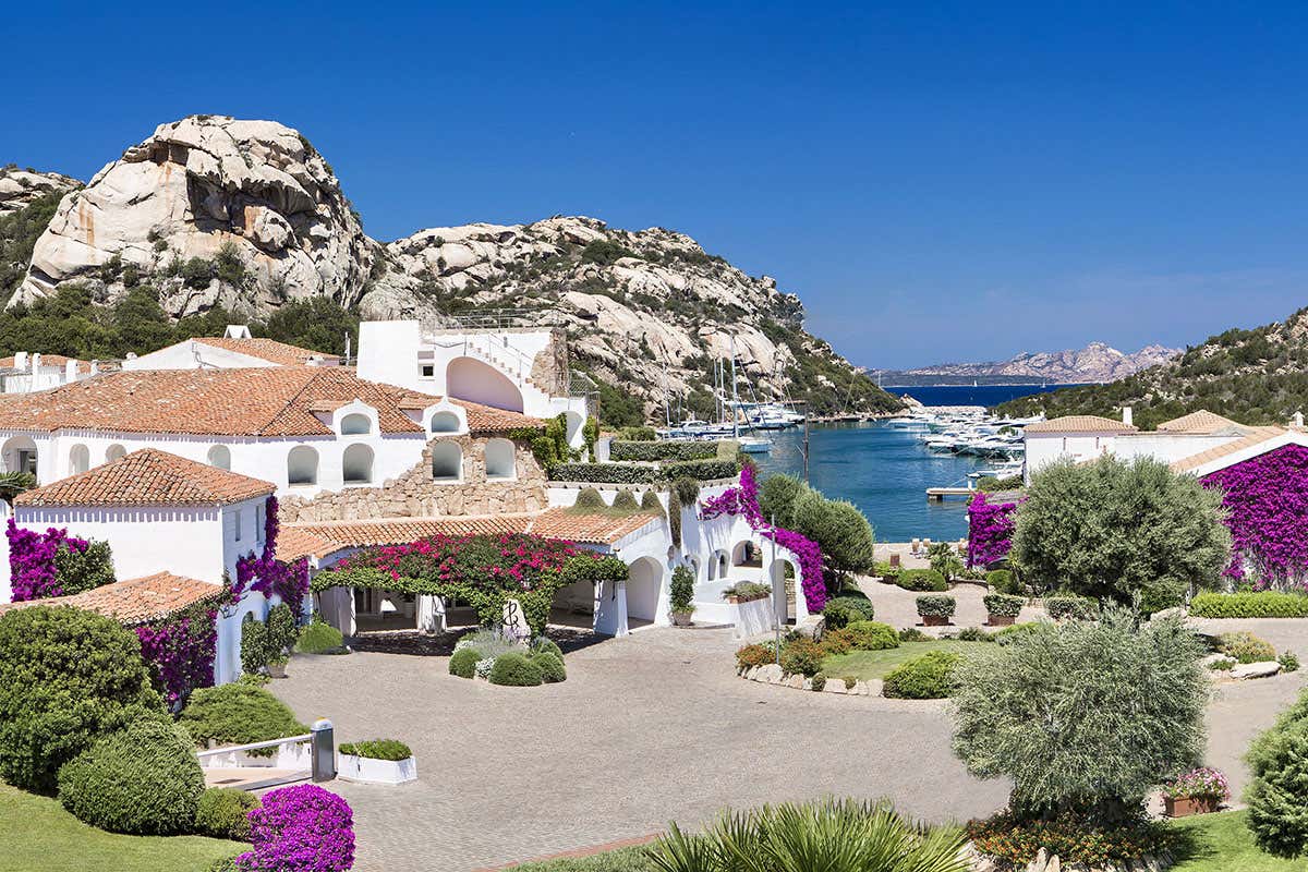 Il Grand Hotel  Poltu Quatu, l’altra Costa Smeralda, si prepara all’estate