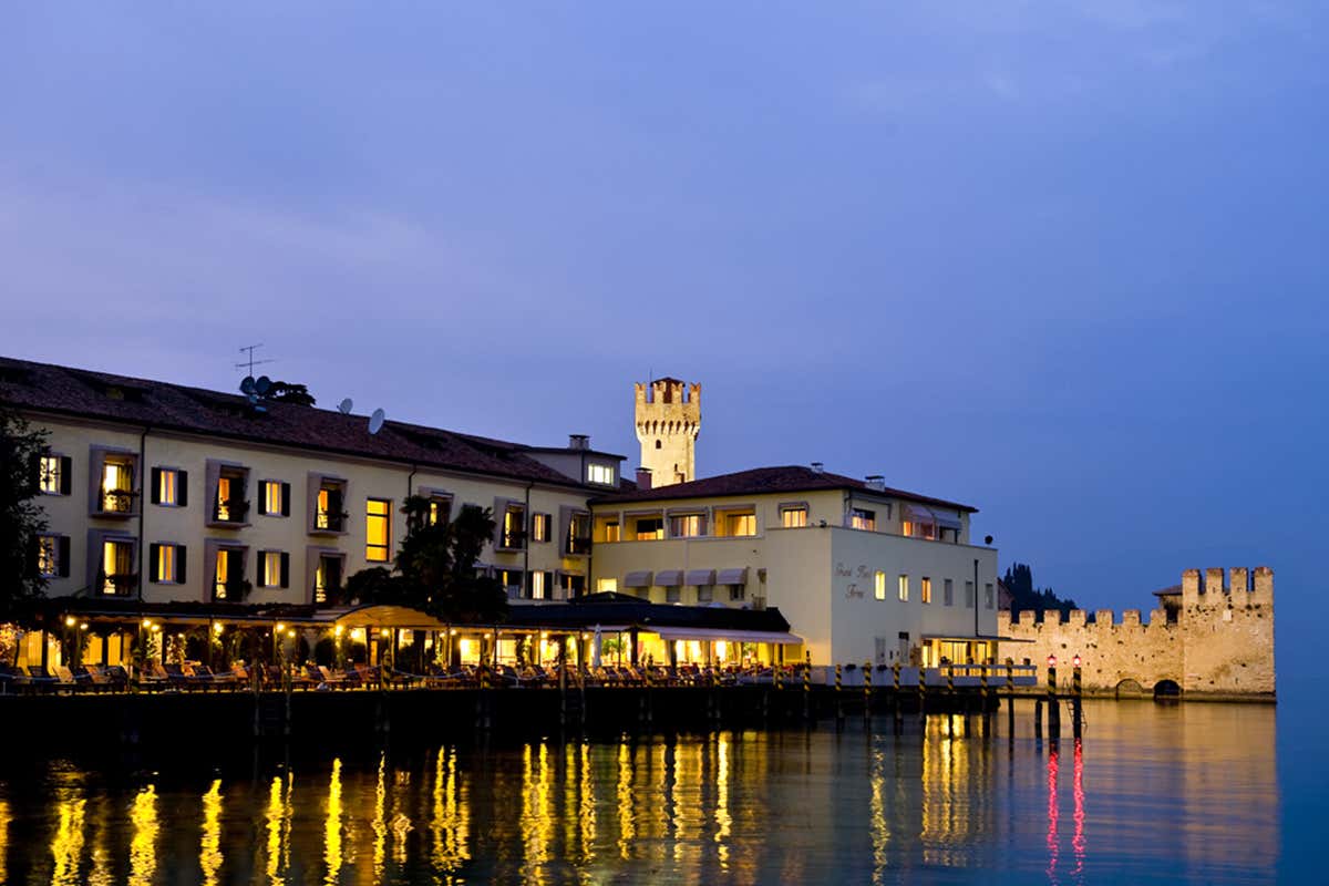 Grand Hotel Terme visto dal lago Terme di Sirmione, i paradiso del benessere vista lago Grand Hotel Terme visto dal lago Terme di Sirmione, i paradiso del benessere vista lago