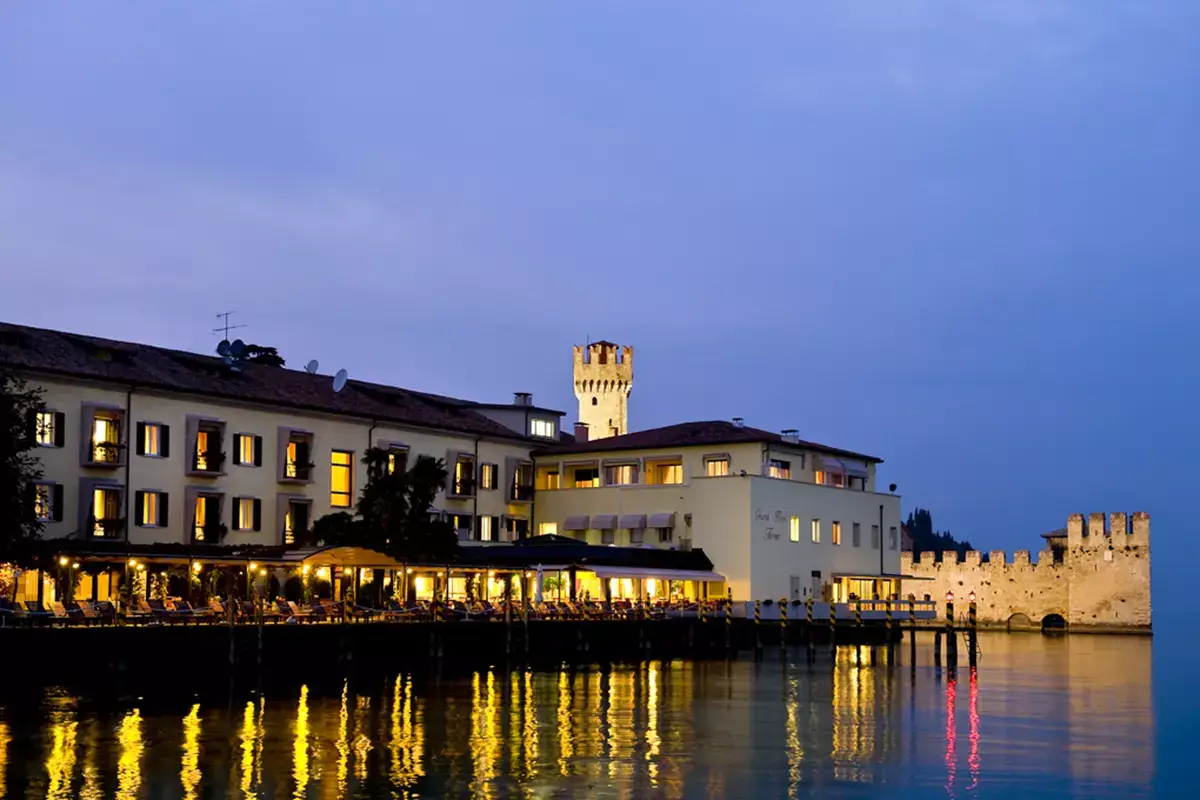 Grand Hotel Terme visto dal lago Terme di Sirmione, i paradiso del benessere vista lago