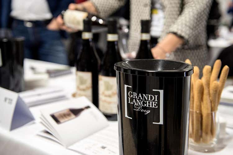 206 aziende espositrici (Grandi Langhe, le nuove annate Degustazioni da oltre 200 aziende) 206 aziende espositrici (Grandi Langhe, le nuove annate Degustazioni da oltre 200 aziende)