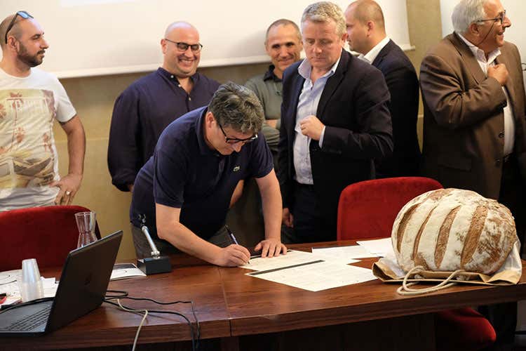 Grani futuri, in 15mila alla 1ª edizione Prende vita il Manifesto futurista del pane Grani futuri, in 15mila alla 1ª edizione Prende vita il Manifesto futurista del pane