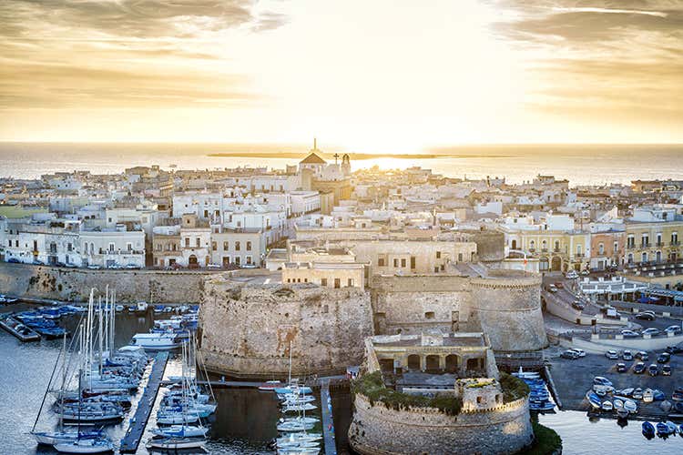Gallipoli, una delle città simbolo del Salento (Grano, olio, vino e mare Il Salento tra gusto e bellezza) Gallipoli, una delle città simbolo del Salento (Grano, olio, vino e mare Il Salento tra gusto e bellezza)
