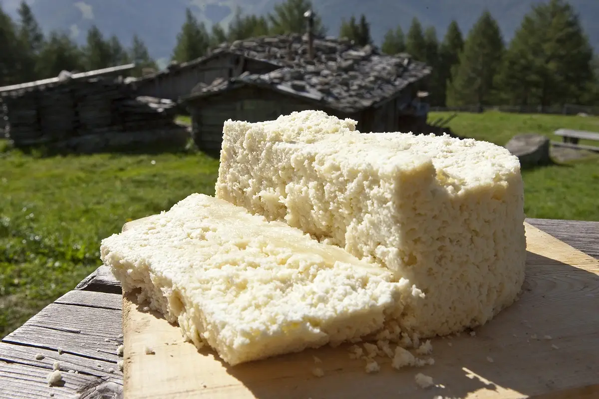 Graukäse, formaggio grigio della Valle Aurina. Foto: IDM Alto Adige, Josef Gorfer Chi non ama le atmosfere autunnali? Idee per un settembre magico in Alto Adige